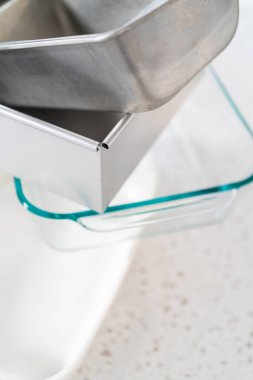 Mutfak tezgahında çeşitli temiz fırın tavaları var..