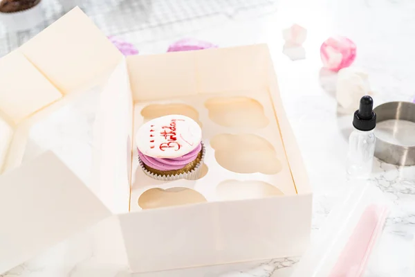 Doğum Günü Pastaları Güzelce Süslenmiş Beyaz Karton Kutulara Konuyor Büyük — Stok fotoğraf