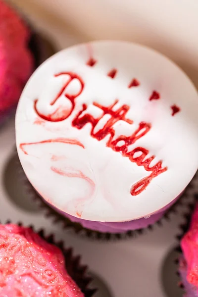 Cupcakes Aniversário Lindamente Embelezados Com Decorações Carinhosas Estão Sendo Cuidadosamente — Fotografia de Stock