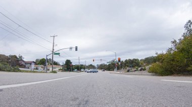 Santa Maria, California, ABD-6 Aralık 2022-Araç bulutlu bir kış gününde Morro Bay, Kaliforniya sokaklarında dolaşır. Hava karamsar ve sakin bulutlu bir gökyüzü gibi