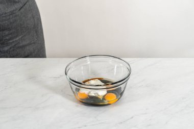 Küçük bir bardakta ıslak malzemeleri karıştırarak zencefilli kek ve karamel ile karıştırarak.