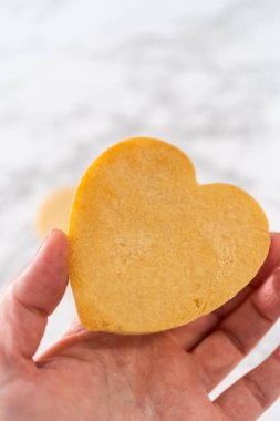 Sevgililer Günü için pembe ve beyaz kraliyet kremalı kalp şeklinde kurabiyeler..