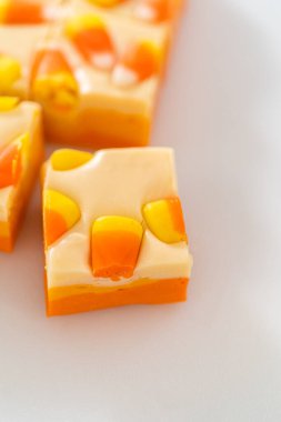 Beyaz kesme tahtasındaki ev yapımı mısır şekerlemesi parçaları..