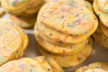 Büyük miktarda şekerli kurabiye düzgünce pişirme tepsisine istiflenmiş, paketlerinin kırsal kahverengi karton kutulara konmasını bekliyor..