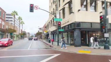 Pasadena, California, ABD-4 Aralık 2022 - Kasvetli bir kış gününde Pasadenas şehir merkezinde tarihi, ağaçlarla kaplı sokaklar sakin ve kasvetli bir atmosferle kaplanır.