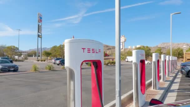 Primm Nevada Usa December 2022 Durante Día Vehículo Tesla Cargando — Vídeo de stock