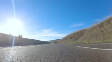 Los Angeles, California, ABD-4 Aralık 2022-POV-Basking güneşli bir kış gününün güzelliği altında, Las Cruces, Kaliforniya yakınlarındaki HWY 1 'de sürüş harika manzaralar sunuyor.