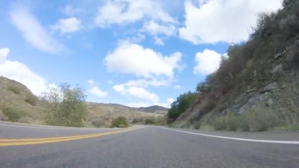 Araç Parlak Güneşin Altında Cuyama Otoyolu Boyunca Ilerliyor Çevresindeki Manzara — Stok video
