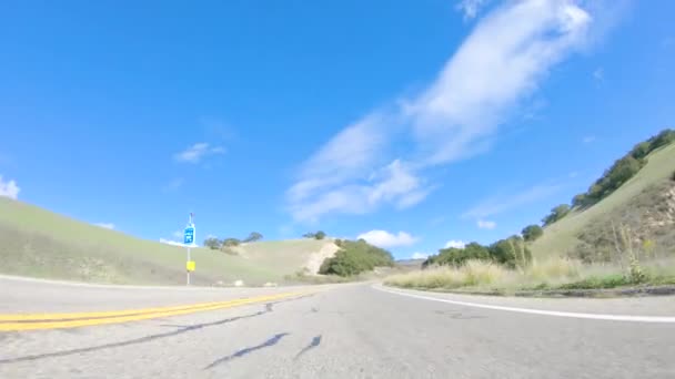 Araç Parlak Güneşin Altında Cuyama Otoyolu Boyunca Ilerliyor Çevresindeki Manzara — Stok video