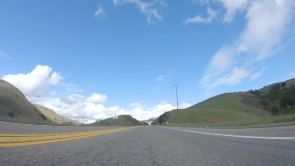 Veículo Está Navegando Longo Estrada Cuyama Sob Sol Brilhante Paisagem — Vídeo de Stock