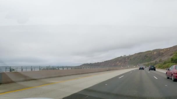 2022年12月4日 美国加利福尼亚州洛杉矶 在一个阴郁多云的冬季 沿着加州林肯海滩附近101号公路开车 — 图库视频影像