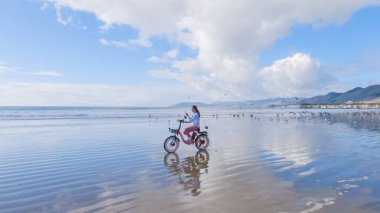 Pismo Beach, California, ABD-5 Aralık 2022 sakin bir kış plajı üzerinde sakin bir bisiklet yolculuğunun tadını çıkarıyor..