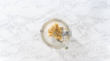 Düz yatıyordu. Mutfaktaki elektrikli mikserde pandaya benzeyen kurabiyeleri çikolatalı kremayla karıştırıyorum..