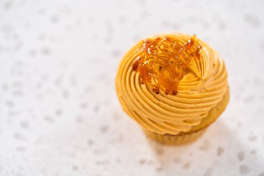 Mutfak tezgahında taze pişmiş dulce de leche cupcake..