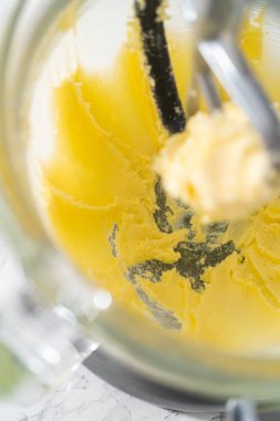 Mutfaktaki elektrikli mikserde pandaya benzeyen kurabiyeleri çikolatalı kremayla karıştırıyorum..