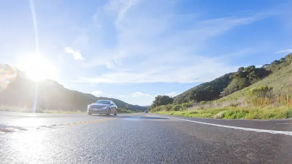 Los Angeles, California, ABD-4 Aralık 2022-POV-Basking güneşli bir kış gününün güzelliği altında, Las Cruces, Kaliforniya yakınlarındaki HWY 1 'de sürüş harika manzaralar sunuyor.