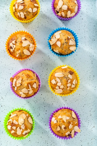Muffins Graines Pavot Citron Fraîchement Cuits Garnis Lamelles Amande Sur — Photo