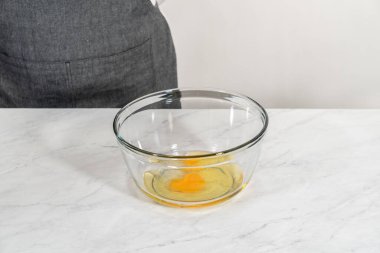 Nane şekerli kek hazırlamak için büyük bir bardakta ıslak malzemeler karıştırıyorum..