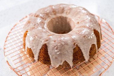 Vanilyalı kek ve beyaz vanilyalı kek..