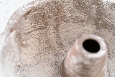 Basit bir vanilyalı kek yapmak için yağlı metal kek tepsisi..