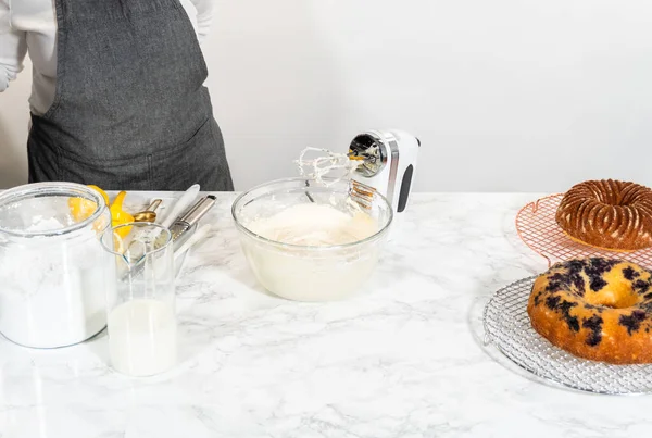 用手工搅拌器巧妙地混合配料 配制出浓郁光滑的奶油乳酪乳酪霜 完美地装饰了面包蛋糕 — 图库照片
