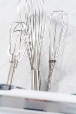 Mutfak tezgahında kek pişirmek için mutfak aletleri..