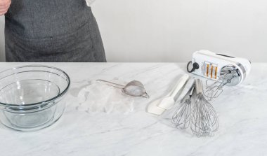 Mutfak tezgahında kek pişirmek için mutfak aletleri..