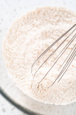 Kuru malzemeyi büyük bir bardakta çırpma kabıyla karıştırarak naan dippers pişiriyorum..