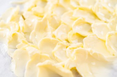 Tahtaya sebze ve ekmek koyarak tereyağı monte etmek..