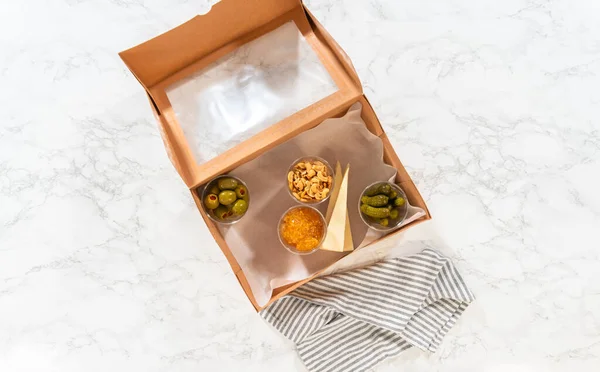 Flat Lay Process Assembling Woman Expertly Curates Charcuterie Box Showcasing — Stock Photo, Image