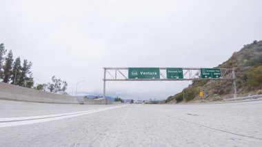 Kaliforniya HWY 134 Pasadena yakınlarında bulutlu bir kış günü.