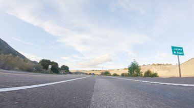 Güneşli bir kış gününün güzelliğiyle Las Cruces yakınlarındaki HWY 1 'de gezinen Kaliforniya, berrak mavi gökyüzünün arka planına karşı fevkalade kıyı manzarası sunuyor..