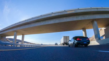 HWY 15, California, ABD-3 Aralık 2022 Nevada 'dan Kaliforniya' ya bir yolculuğa çıkan, gün içinde 15. otoyolda araba kullanan eyaletler arasında manzaralı manzaralar ve heyecan verici bir yolculuk sunuyor..