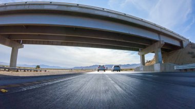 HWY 15, California, ABD-3 Aralık 2022 Nevada 'dan Kaliforniya' ya bir yolculuğa çıkan, gün içinde 15. otoyolda araba kullanan eyaletler arasında manzaralı manzaralar ve heyecan verici bir yolculuk sunuyor..