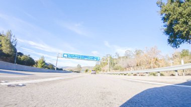 Güneşli bir kış gününün güzelliğiyle Las Cruces yakınlarındaki HWY 1 'de gezinen Kaliforniya, berrak mavi gökyüzünün arka planına karşı fevkalade kıyı manzarası sunuyor..