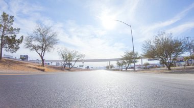 Primm, Nevada, ABD-3 Aralık 2022 - Gündüz, Primm caddelerinde, canlı kumarhanelerin yakınında, bu hareketli eğlence merkezinin heyecan verici atmosferine bir göz atıyor.