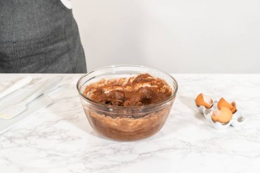 El çırpma makinesiyle, malzemeler cam karıştırma kabında ustalıkla karıştırılarak nefis bir çikolatalı kek elde ediliyor..