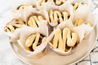 Taze pişmiş mayasız tarçınsız çörekler tarçın dolgulu ve doğranmış cevizli..