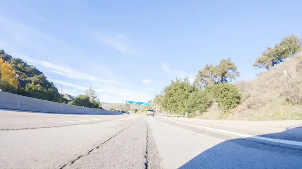 Güneşli bir kış gününün güzelliğiyle Las Cruces yakınlarındaki HWY 1 'de gezinen Kaliforniya, berrak mavi gökyüzünün arka planına karşı fevkalade kıyı manzarası sunuyor..