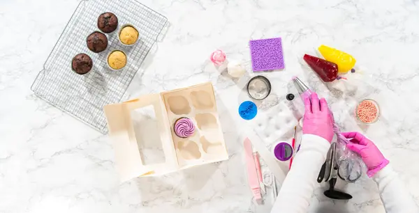 Plat Gelegd Kunstzinnig Sieren Van Vanille Chocolade Cupcakes Met Delicate — Stockfoto