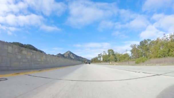 2022年12月6日 2022年12月6日 在一个晴朗的冬日里 一辆汽车在加利福尼亚圣玛利亚附近的101号公路上平稳地行驶 在明亮的蓝天下 周围夹杂着各种各样的东西 — 图库视频影像