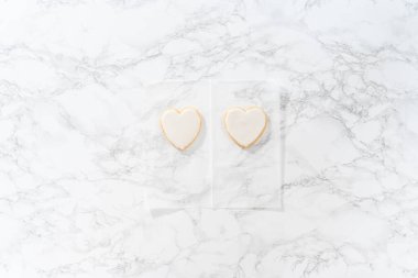 Sevgililer Günü için pembe ve beyaz kraliyet kremalı kalp şeklinde kurabiyeler..