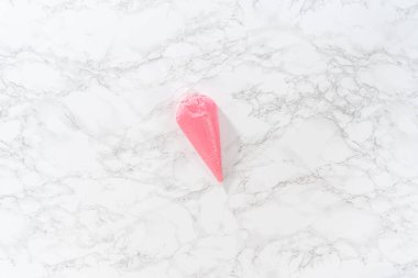 Düz yatıyordu. Mutfak tezgahındaki şekerli kurabiyeleri süslemeye hazır, boru torbalarında kraliyet kreması..