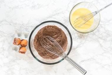 Düz yatıyordu. Ağız sulandıran çikolatalı kekler yapma sürecinde ilk adım, mükemmel hamur makinesini yapmak için malzemeleri titizlikle karıştırmayı içerir..