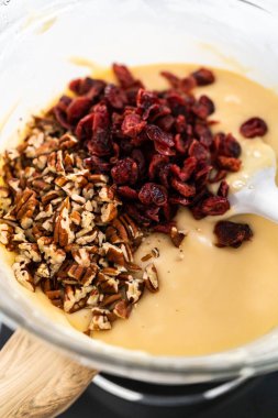 Beyaz çikolata parçacıkları ve diğer malzemeleri kaynamış suyun üzerine karıştırıp beyaz çikolatalı fındıklı fındıklı çikolata hazırlıyorum..