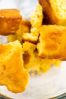 Cinco de Mayo kutlaması için kaktüs keki yapmak için cam karışımında ölçülmüş malzemeler..