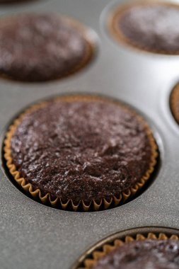 Fırından yeni çıkmış bu lezzetli çikolatalı kekler mutfak tezgahında dinleniyor ve soğuyor. Havayı baştan çıkarıcı aromalarıyla dolduruyorlar..