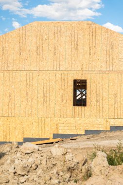 Banliyöde devam eden bir inşaat sahasında tek bir aile evinin çerçeve sahnesi yer alıyor..