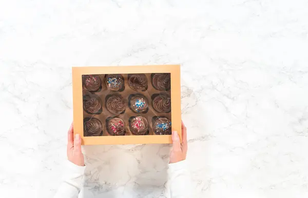 Deitado Preparando Para Compartilhar Deliciosos Cupcakes Chocolate Passo Final Envolve — Fotografia de Stock