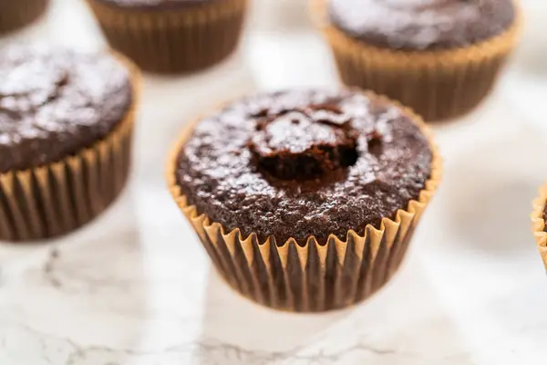 Each Chocolate Cupcake Receives Generous Filling Luscious Caramel Adding Extra — Stock Photo, Image